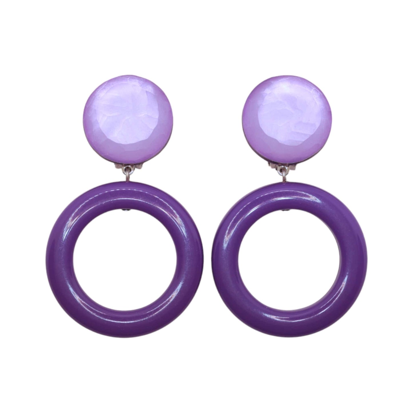 Violette Ohrclips mit schimmernden Knöpfen